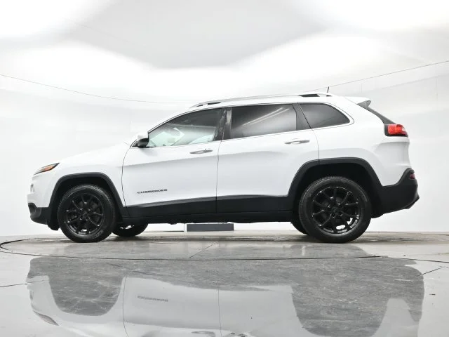 Used 2018 Bright White Clearcoat Jeep Latitude Plus image 27