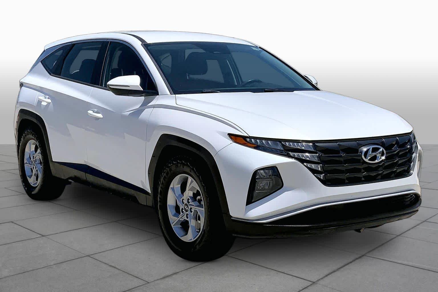 Used 2022 Quartz White Hyundai SE image 3