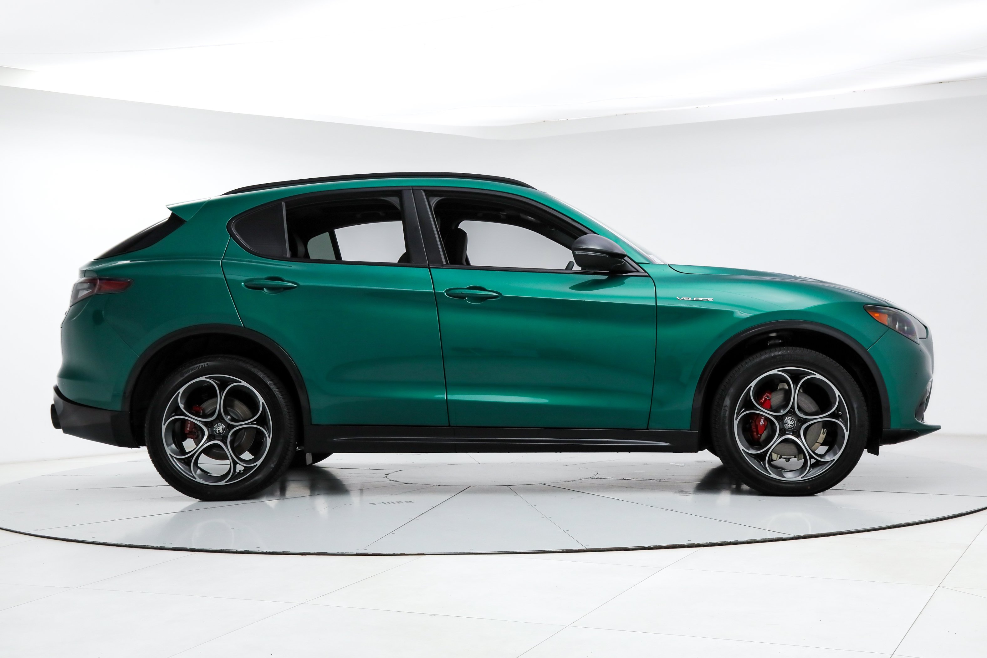 New 2026 Verde (Green) Fangio Metallic Exterior Paint Alfa Romeo  image 6