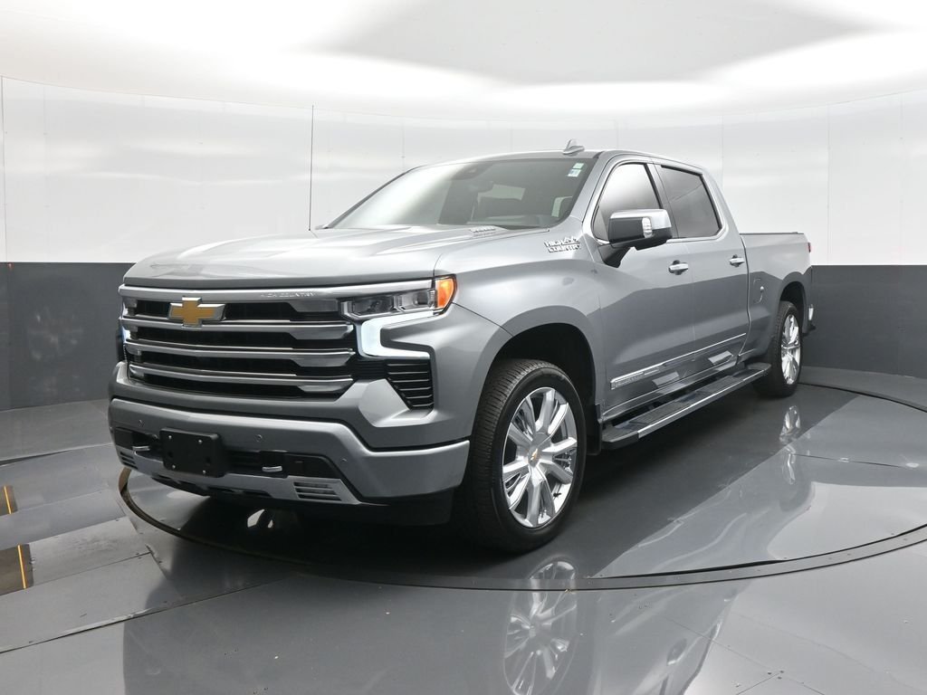 Used 2025 Gray Chevrolet High Country image 3