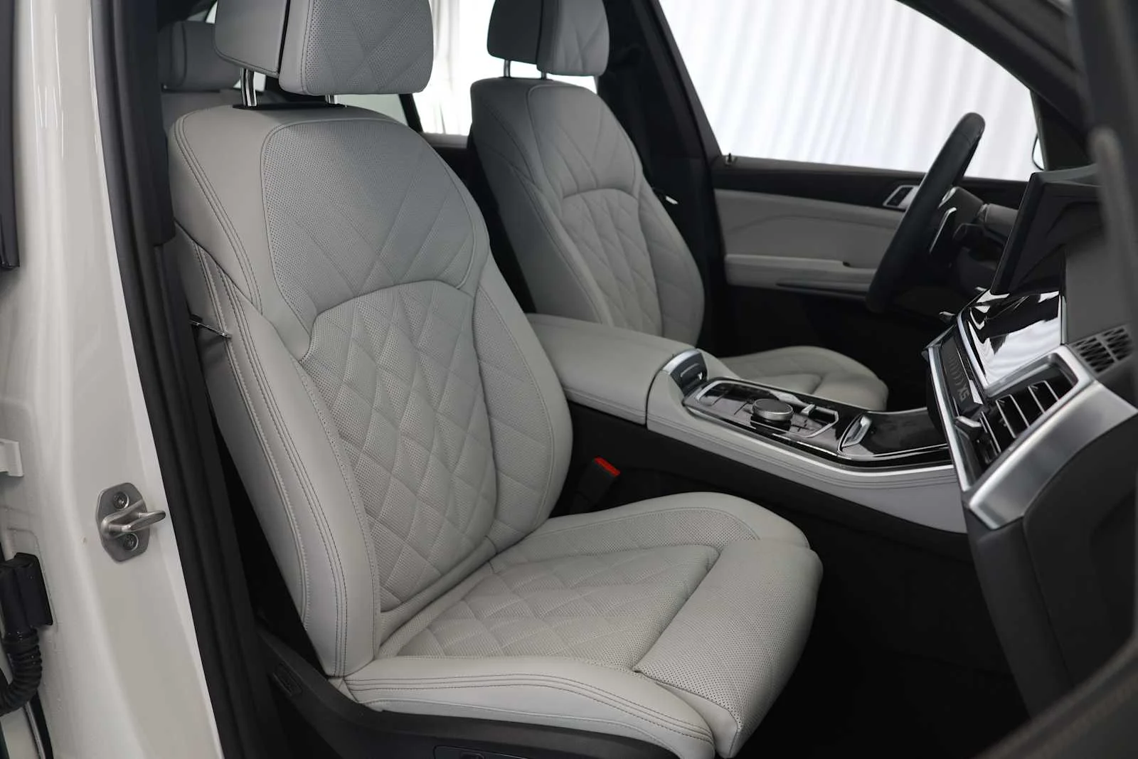 Certified Used 2026 Mineral White Metallic BMW xDrive40i image 15