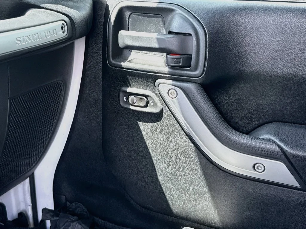 Used 2016 White Jeep Unlimited Rubicon image 18