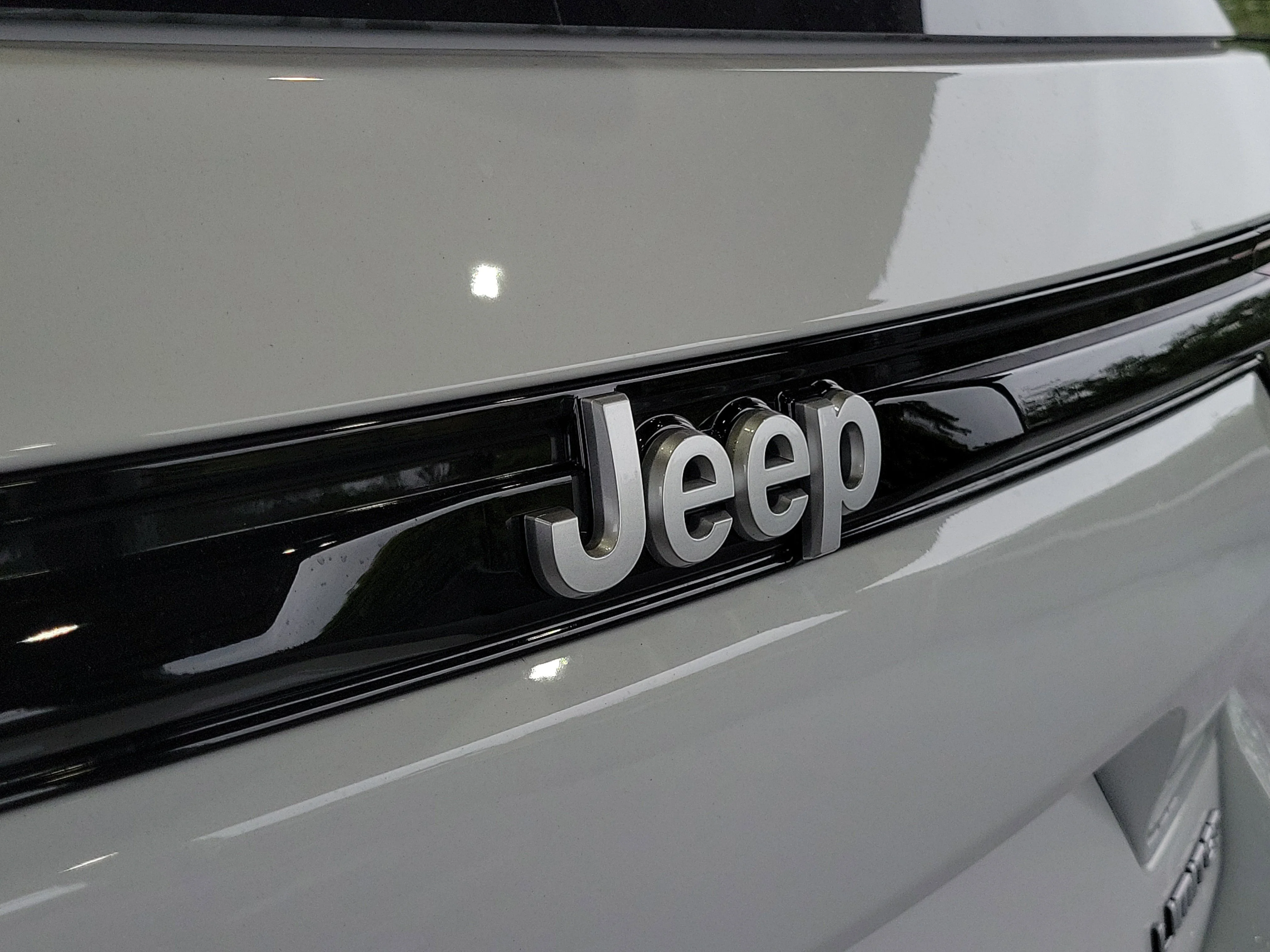 New 2026 Bright White Clear-Coat Exterior Paint Jeep Limited image 4