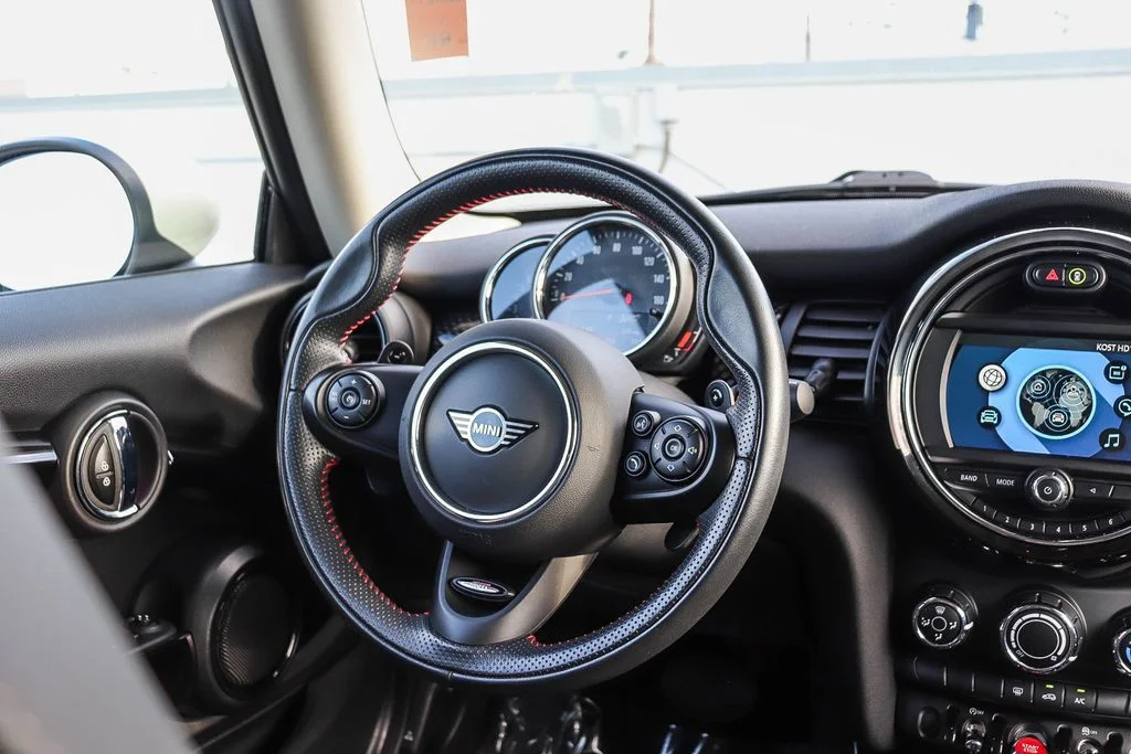 Used 2021 White MINI Classic image 17