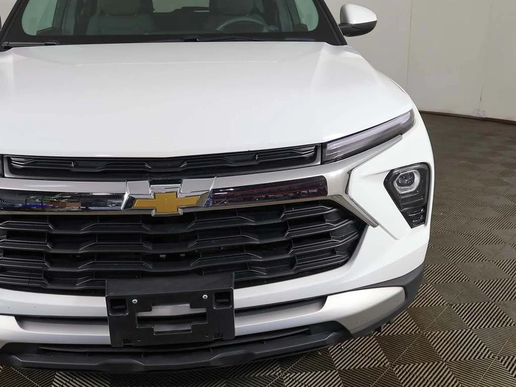 Used 2025 White Chevrolet LT image 11