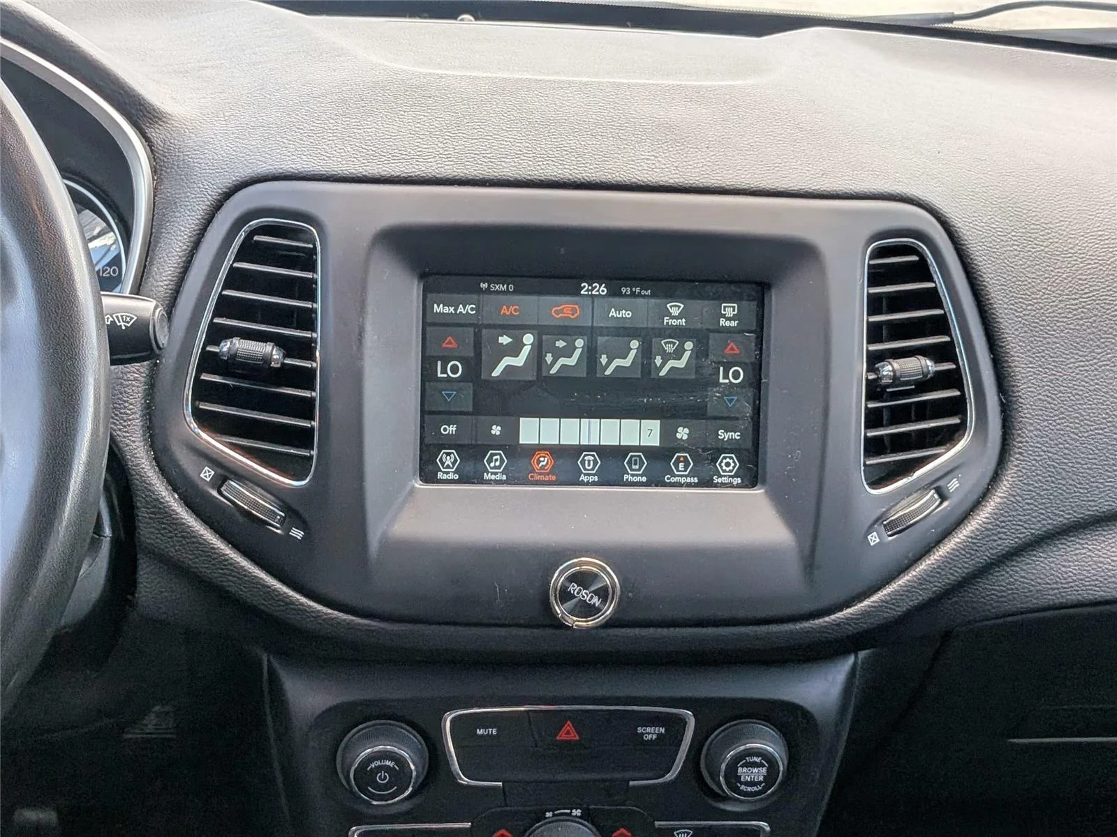 Used 2021  Jeep Latitude image 19