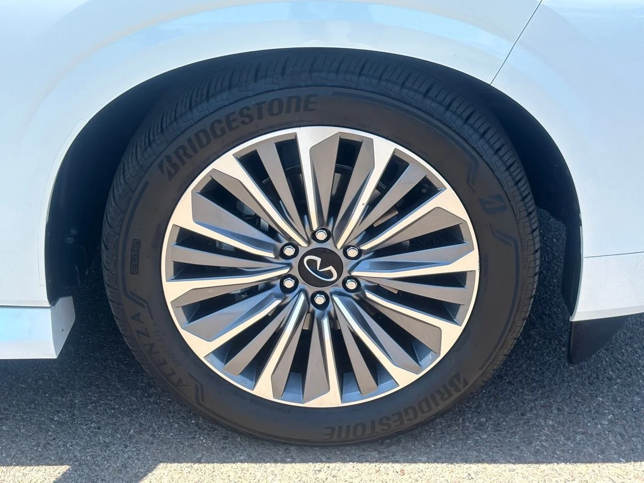 Certified Used 2025 Radiant White INFINITI Luxe image 8
