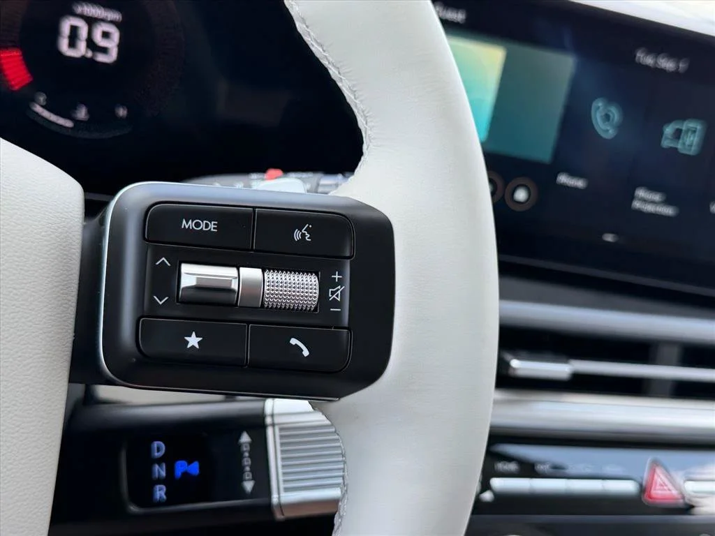 Used 2027 White Hyundai SE image 18