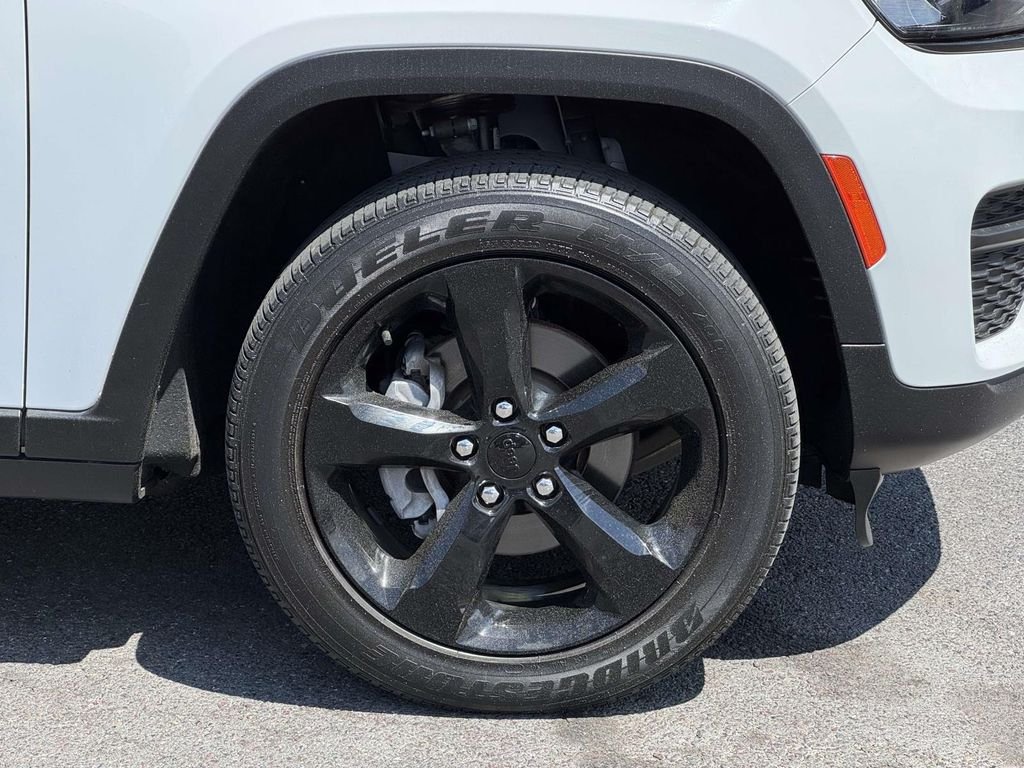 Used 2023 White/off-white Jeep Altitude X image 10