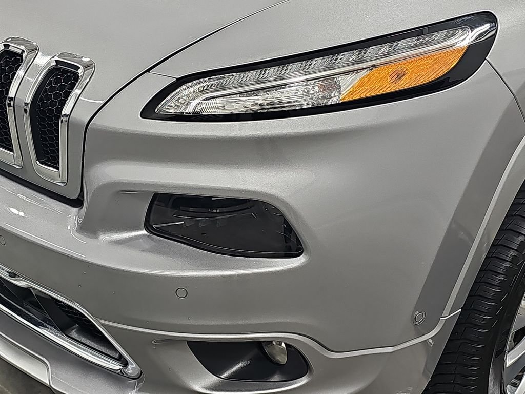 Used 2017 Silver Jeep Overland image 33