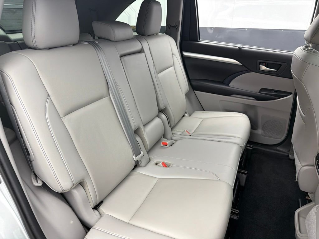Used 2019 Silver Toyota XLE image 27