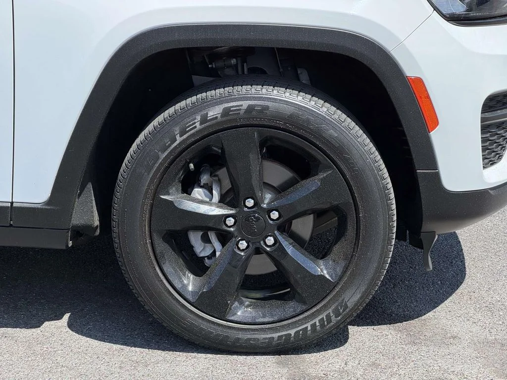 Used 2023 White/off-white Jeep Altitude X image 10