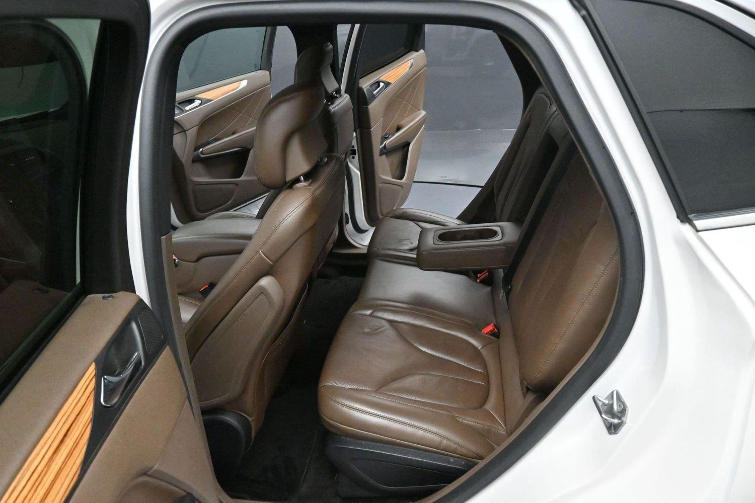 Used 2015 White Platinum Metallic Tri-Coat Lincoln FWD 4dr image 26