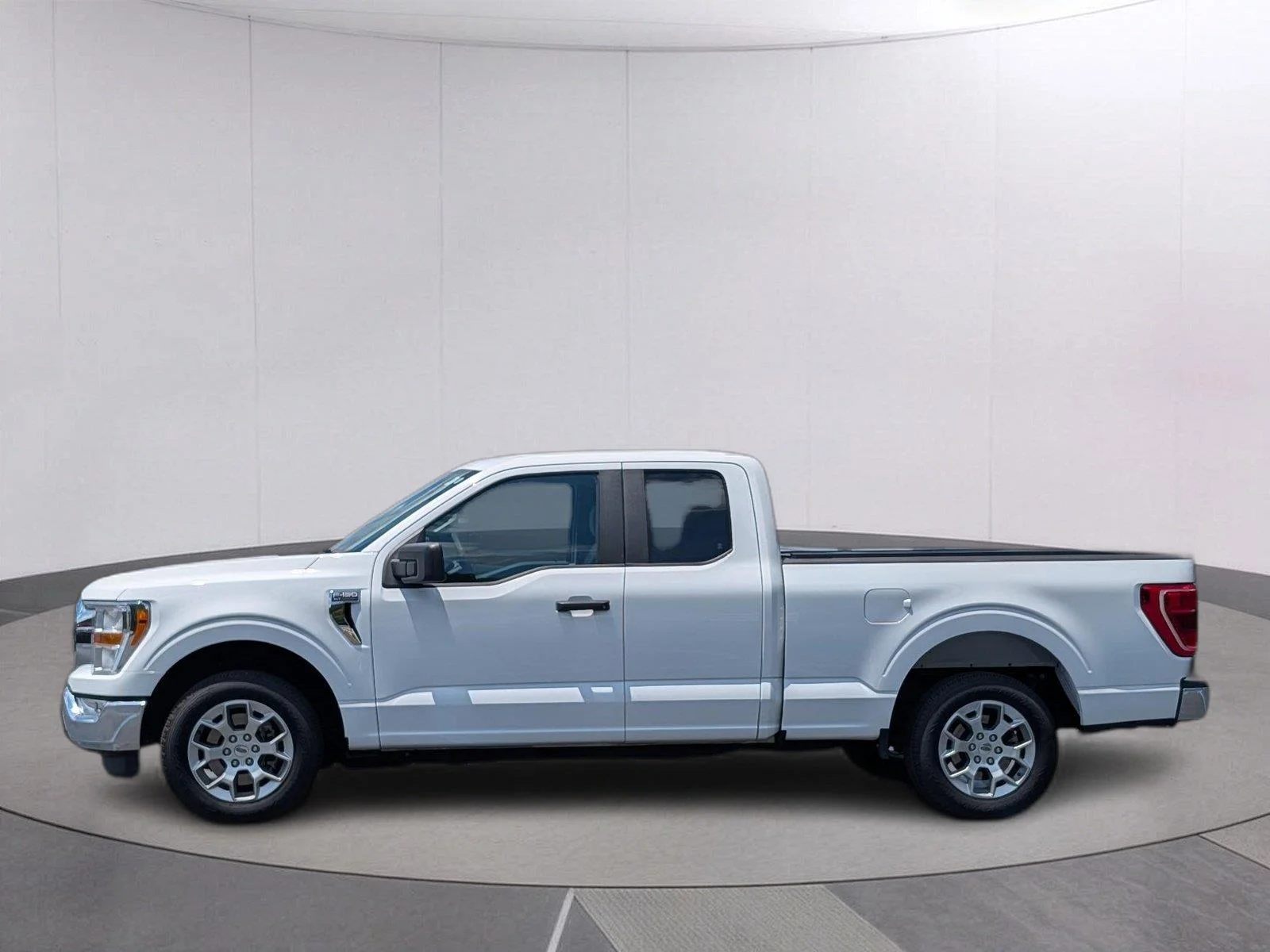 Used 2022 Oxford White Ford XLT image 2