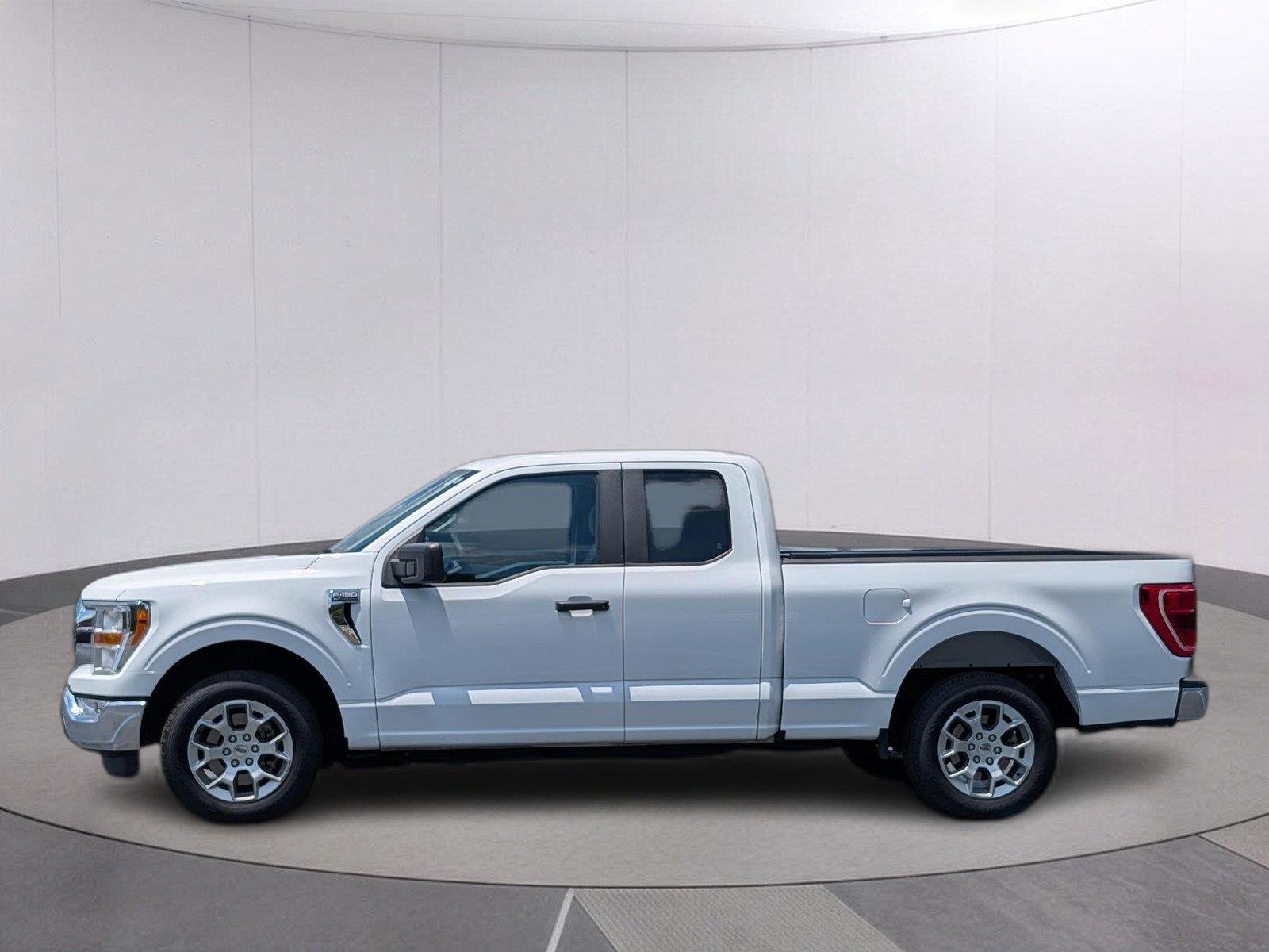 Used 2022 Oxford White Ford XLT image 2