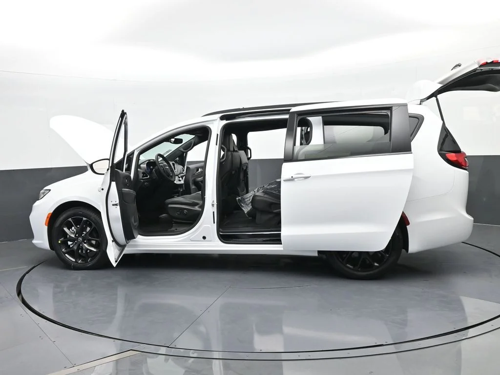 New 2026 Bright White Clear-Coat Exterior Paint Chrysler Select image 72