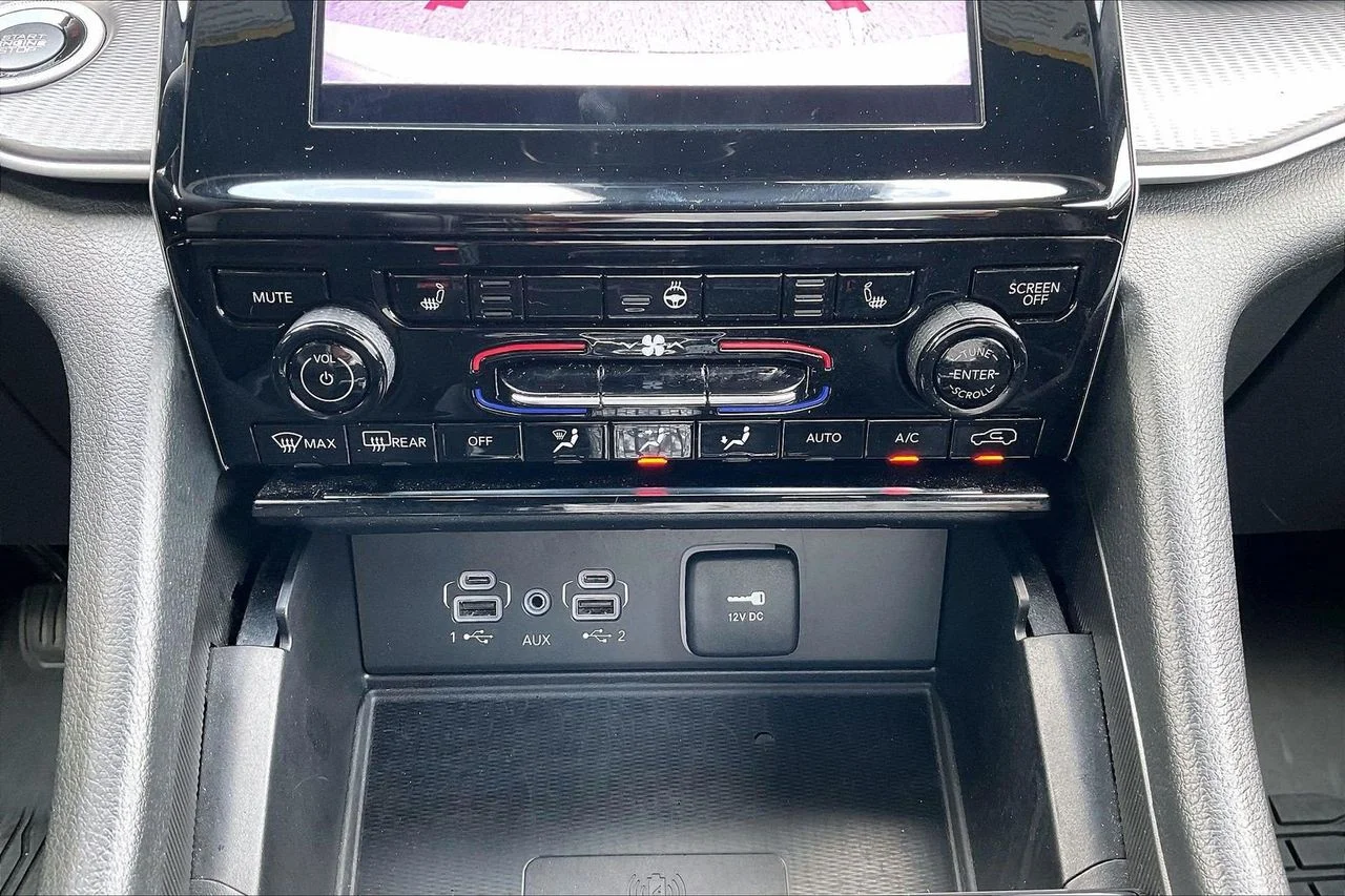 Used 2024 Silver Jeep Altitude X image 19