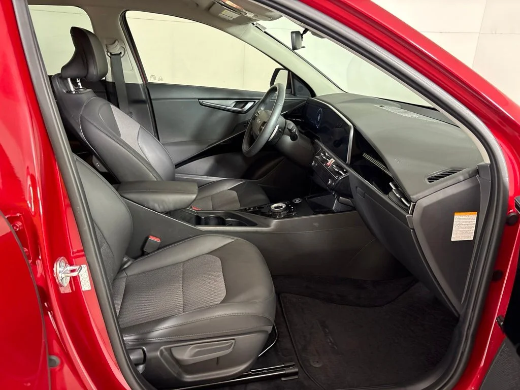 Used 2023 Red Kia Wind image 15