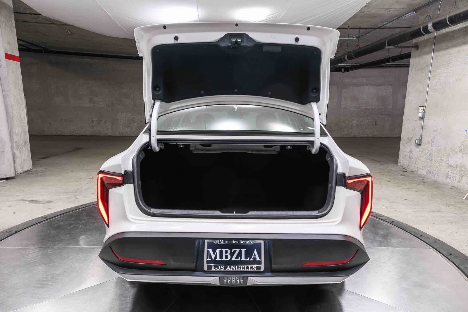 Used 2025 Snow White Pearl Kia EX image 31