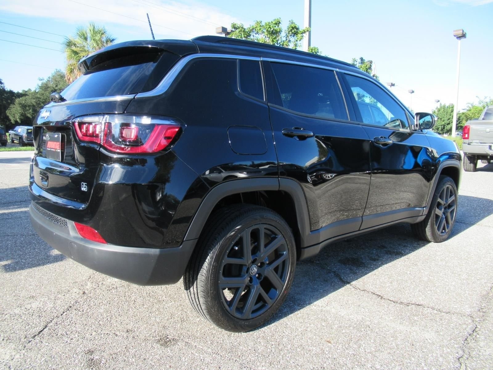 New 2026 Diamond Black Crystal Pearlcoat Jeep Latitude image 7