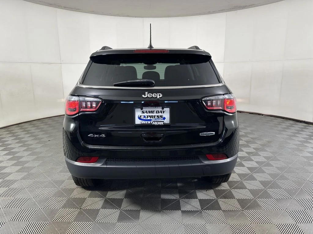 Used 2019 Black Jeep Latitude image 13