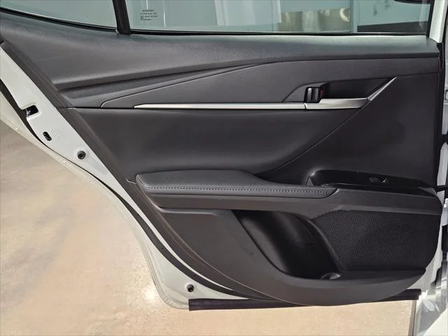 Certified Used 2025 WIND CHILL PEARL Toyota  image 33