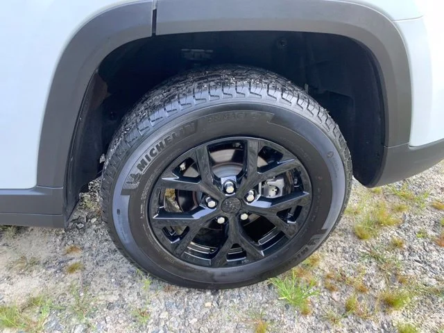 Used 2025 White Jeep Altitude image 41