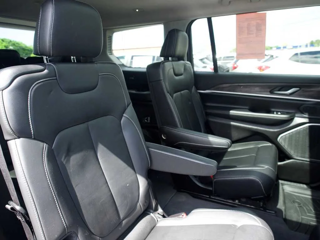 Certified Used 2022 Black Jeep Limited 4x4 image 33