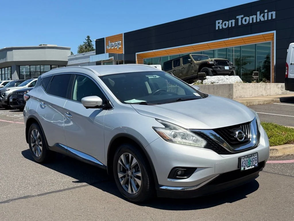 Used 2015 Silver Nissan SL image 2