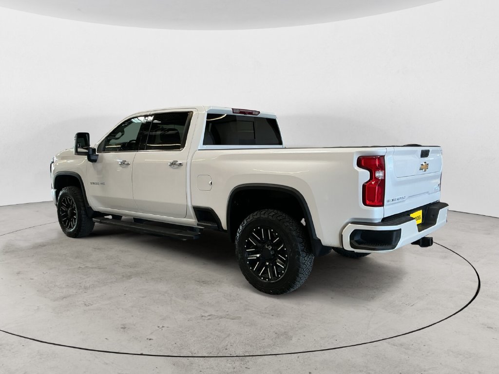 Used 2022 White Chevrolet High Country image 11