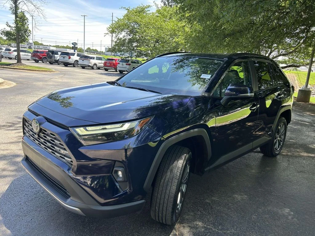 Used 2023  Toyota Limited image 5