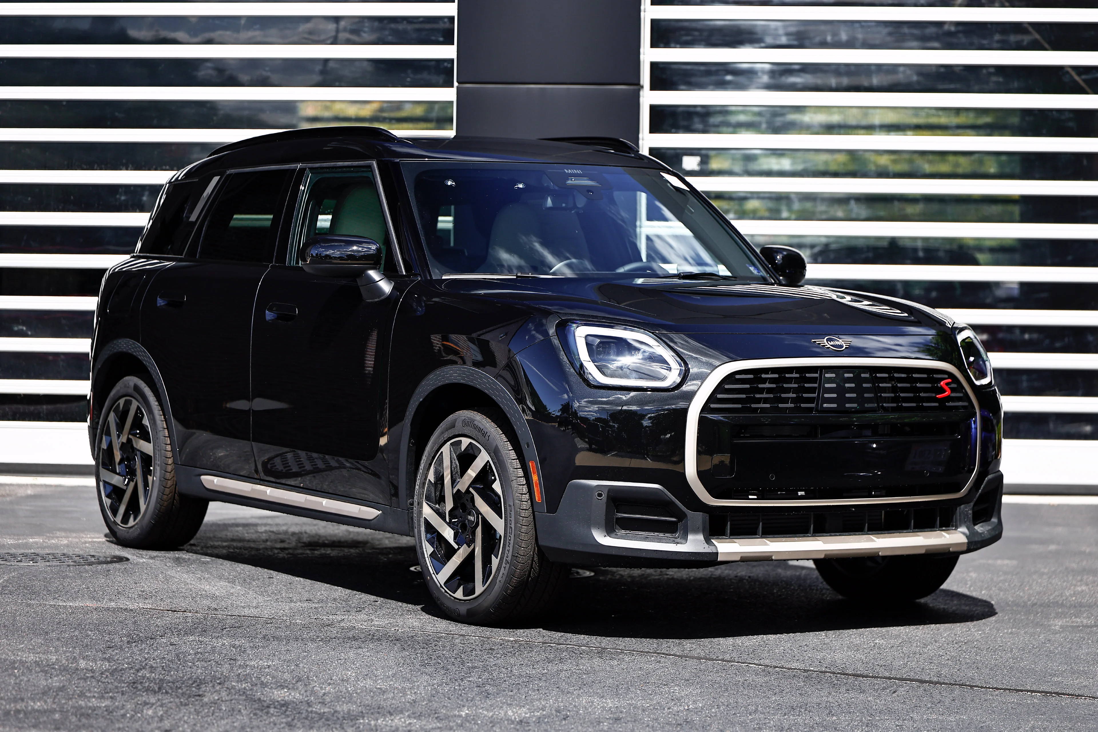 New 2027 Midnight Black MINI Signature Plus image 1