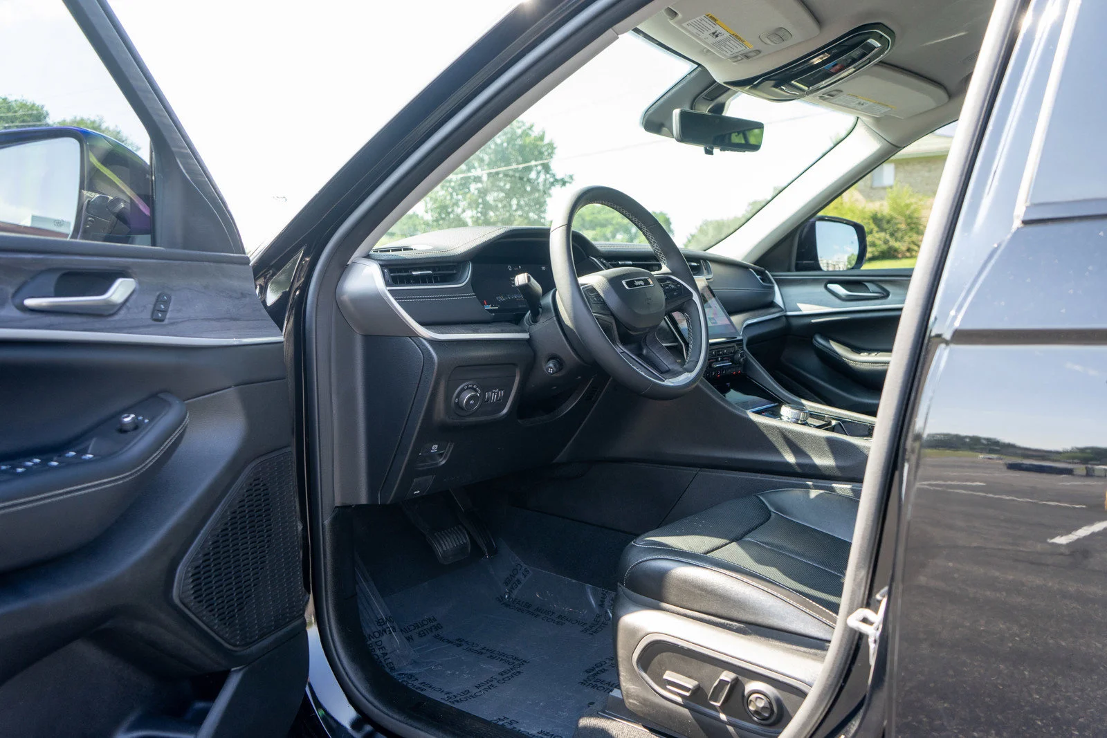 Used 2023 Diamond Black Crystal Pearlcoat Jeep Limited image 14