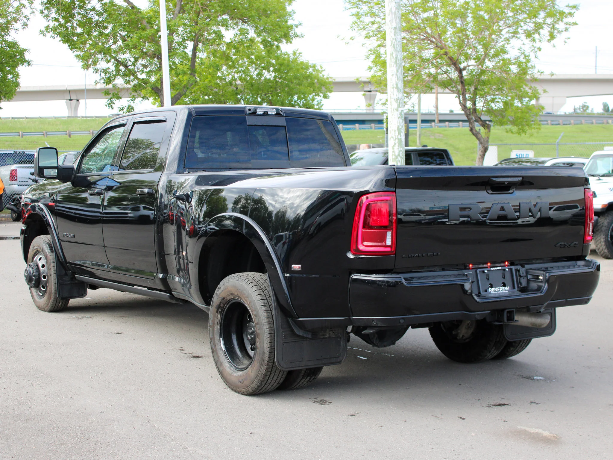 Certified Used 2025 Black RAM Limited* | Cummins Diesel | Night Edition | 5th Wheel & Gooseneck | Apple CarPlay image 14