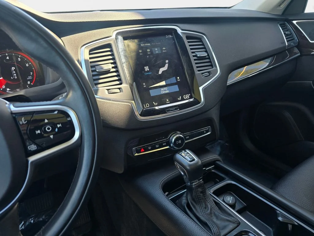 Used 2019 White Volvo T6 Momentum image 23