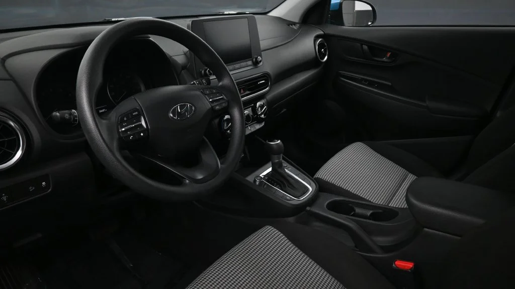 Used 2022 Green Hyundai SE image 7