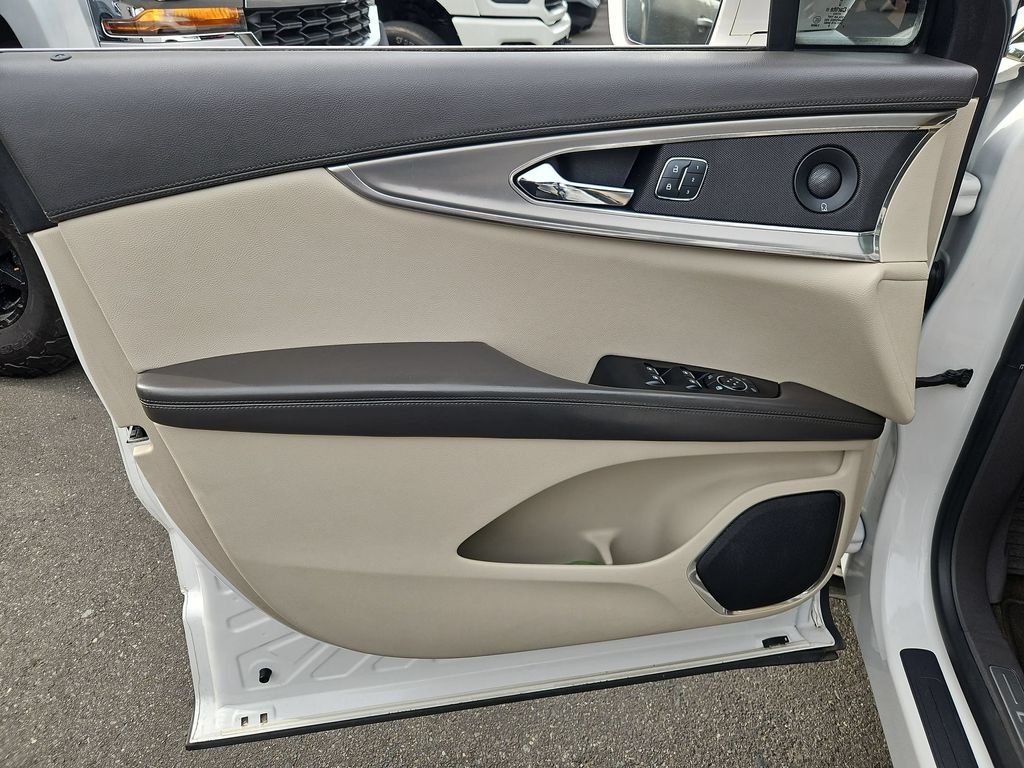 Used 2016 White Platinum Clearcoat Metallic Lincoln Select image 11