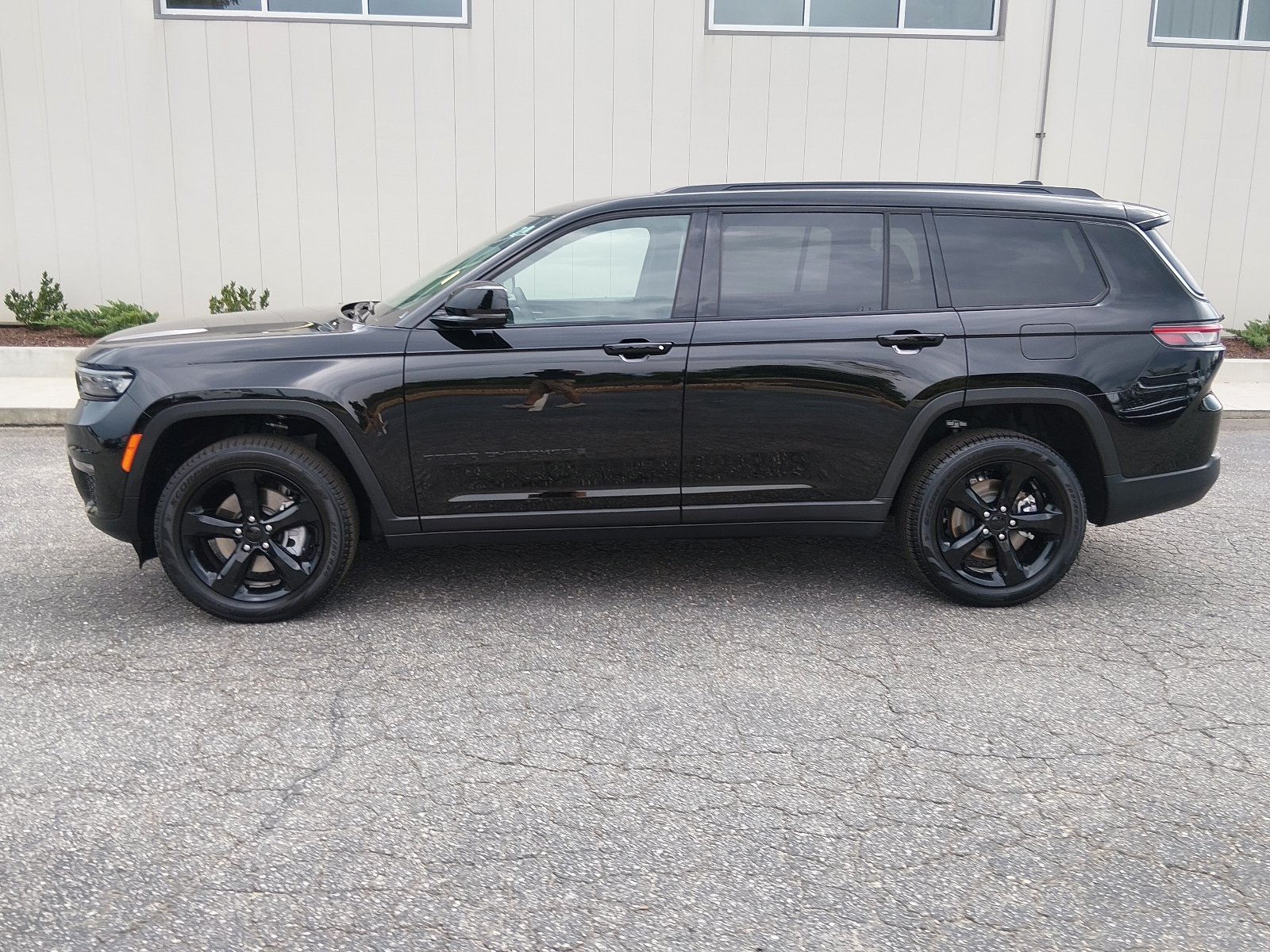 Used 2025 Diamond Black Crystal Pearl Coat Jeep Limited image 6