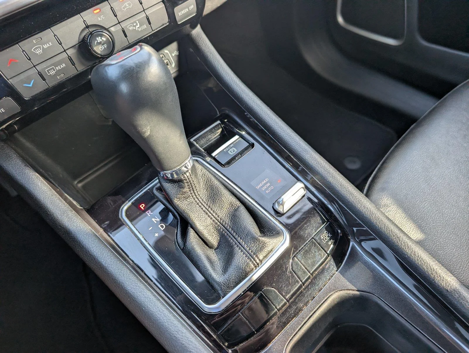 Used 2024 Bright White Clearcoat Jeep Latitude image 18