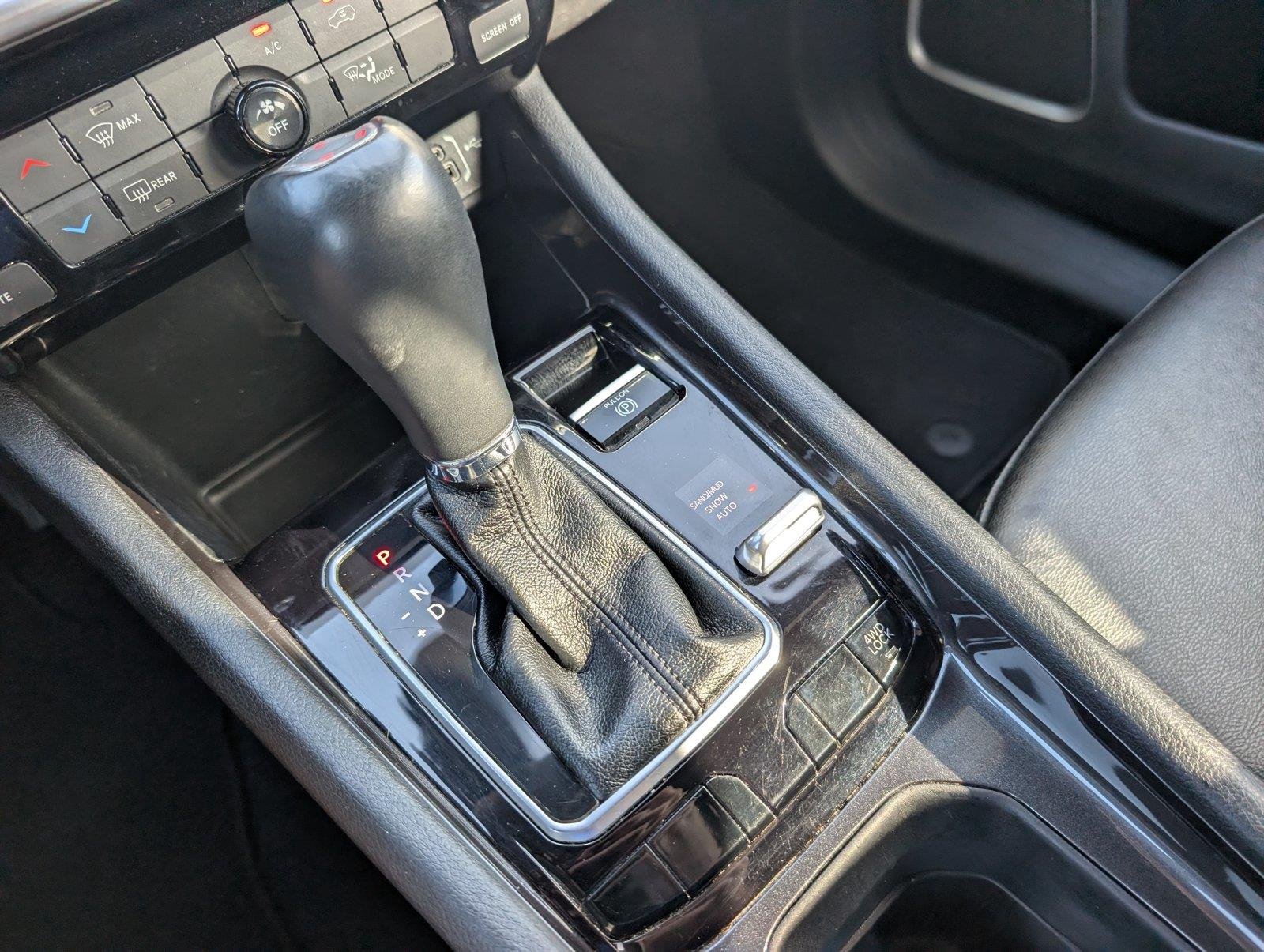 Used 2024 Bright White Clearcoat Jeep Latitude image 18