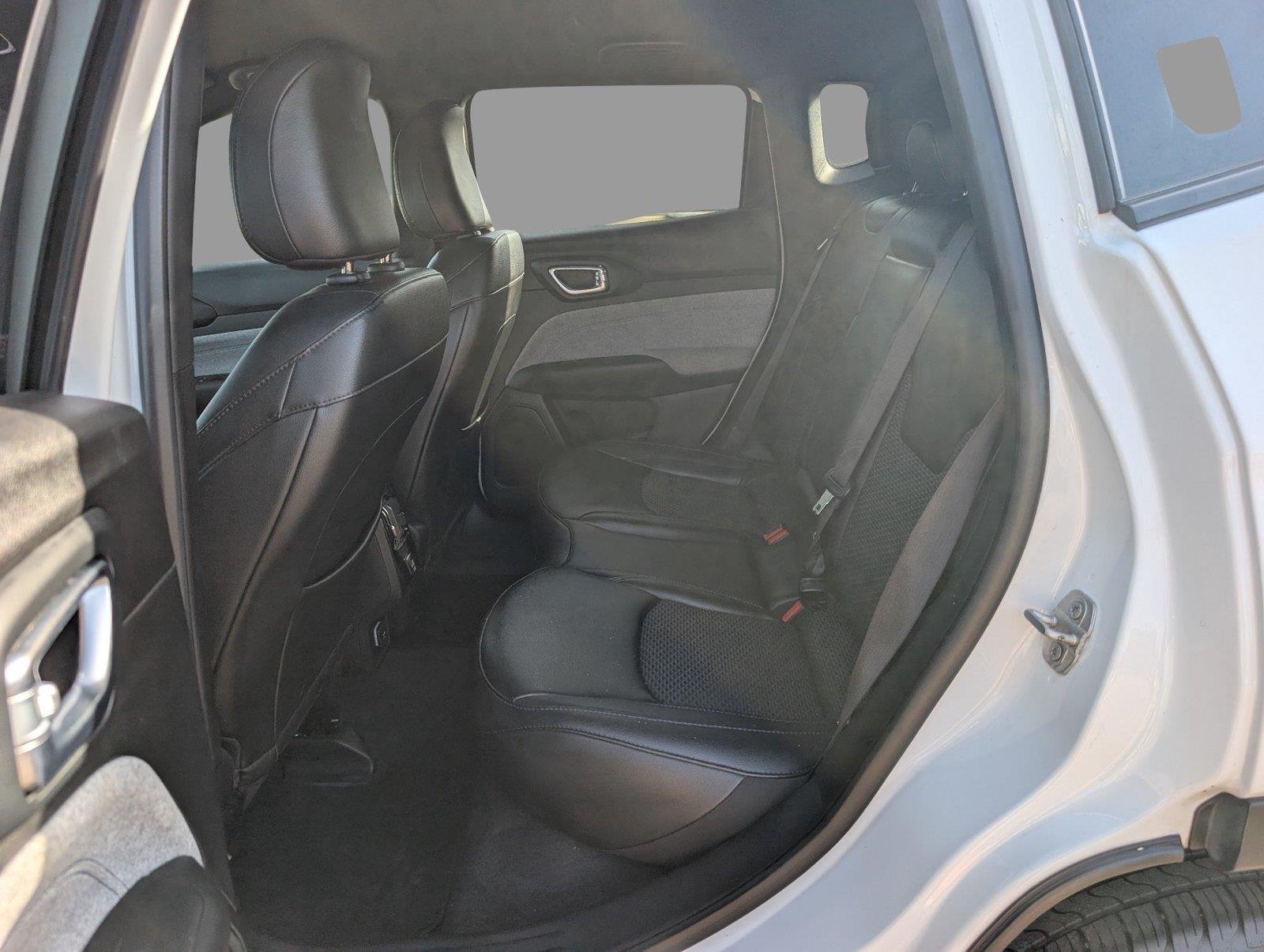 Used 2024 Bright White Clearcoat Jeep Latitude image 31