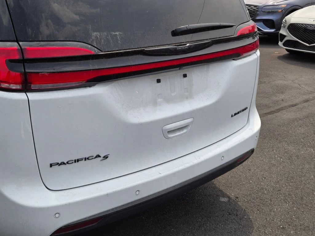 Used 2025 Bright White Clearcoat Chrysler Limited image 14
