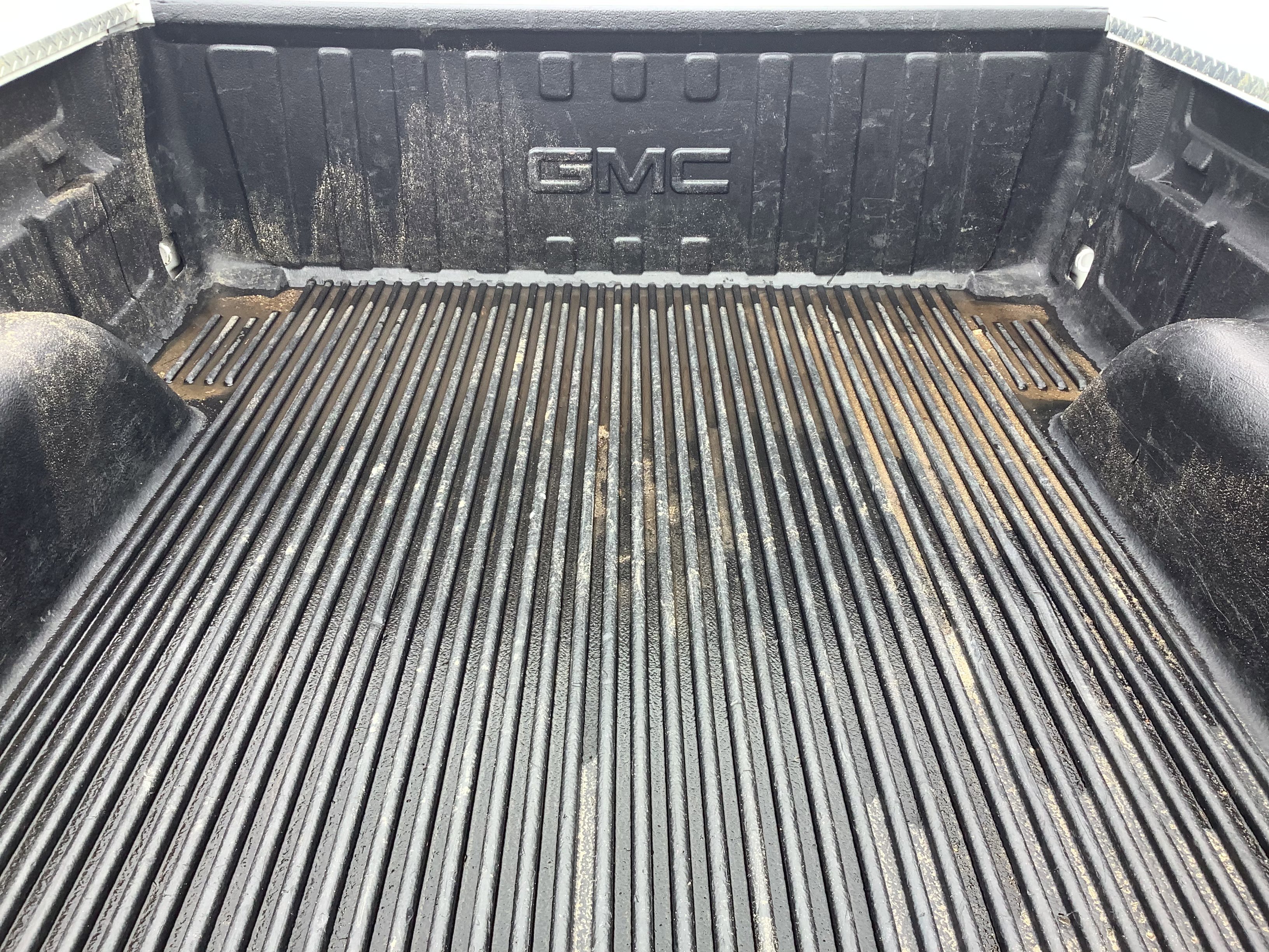 Used 2004 White GMC SLE image 8