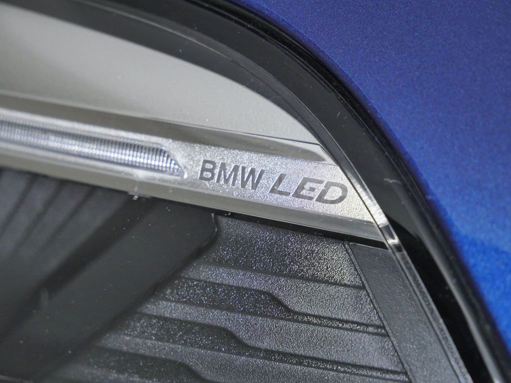 Used 2021 Phytonic Blue Metallic BMW xDrive40i image 5
