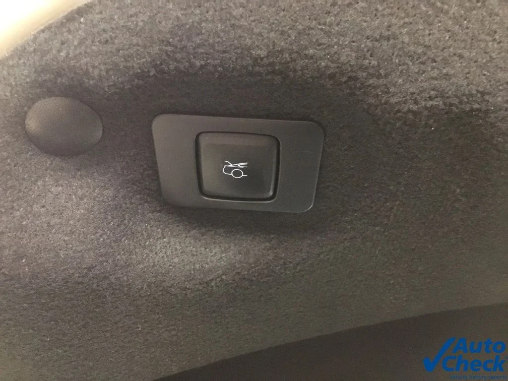 Used 2015 Silver Lincoln Base image 13