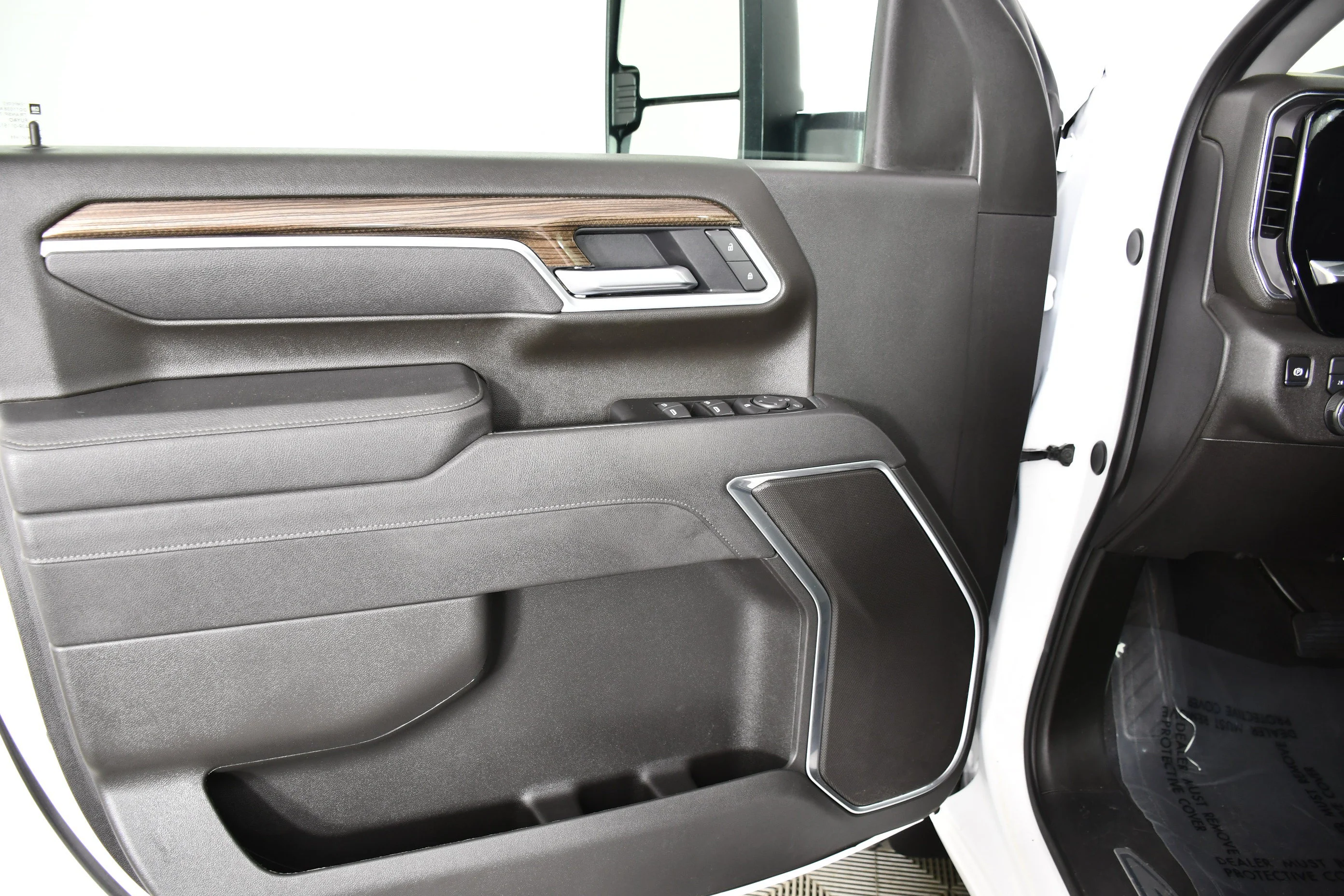 Used 2025 Summit White Chevrolet LT image 37