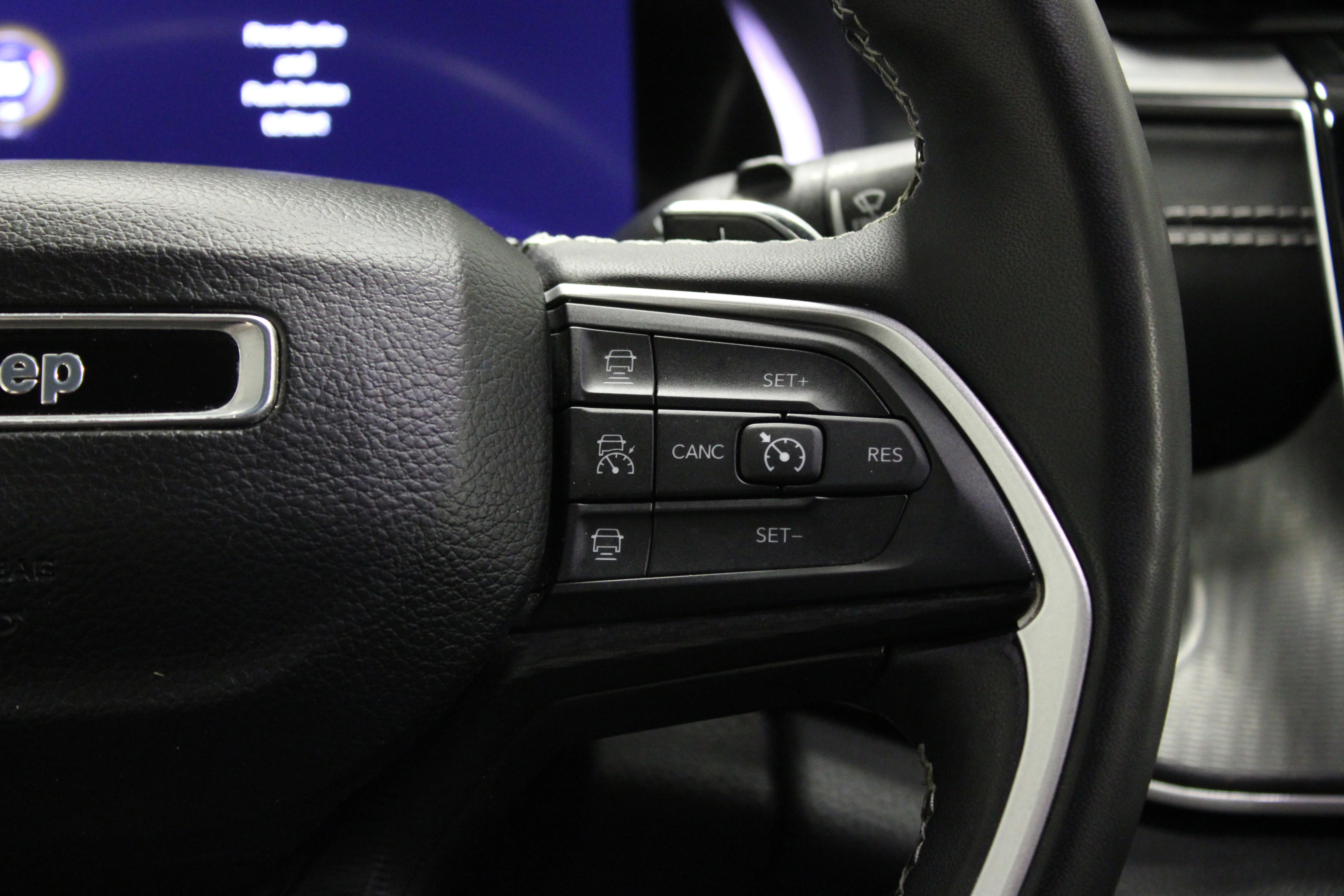 Used 2023 Diamond Black Crystal Pearlcoat Jeep Altitude image 25