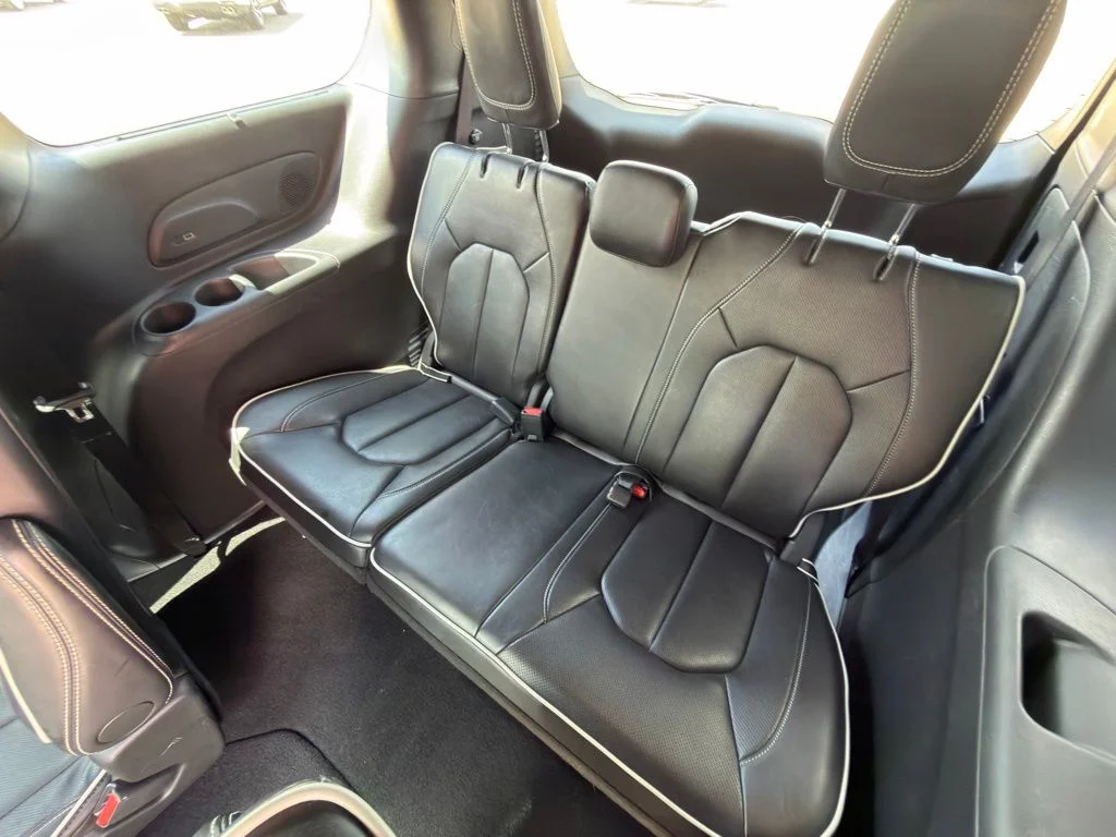 Used 2025 White Chrysler Limited image 17