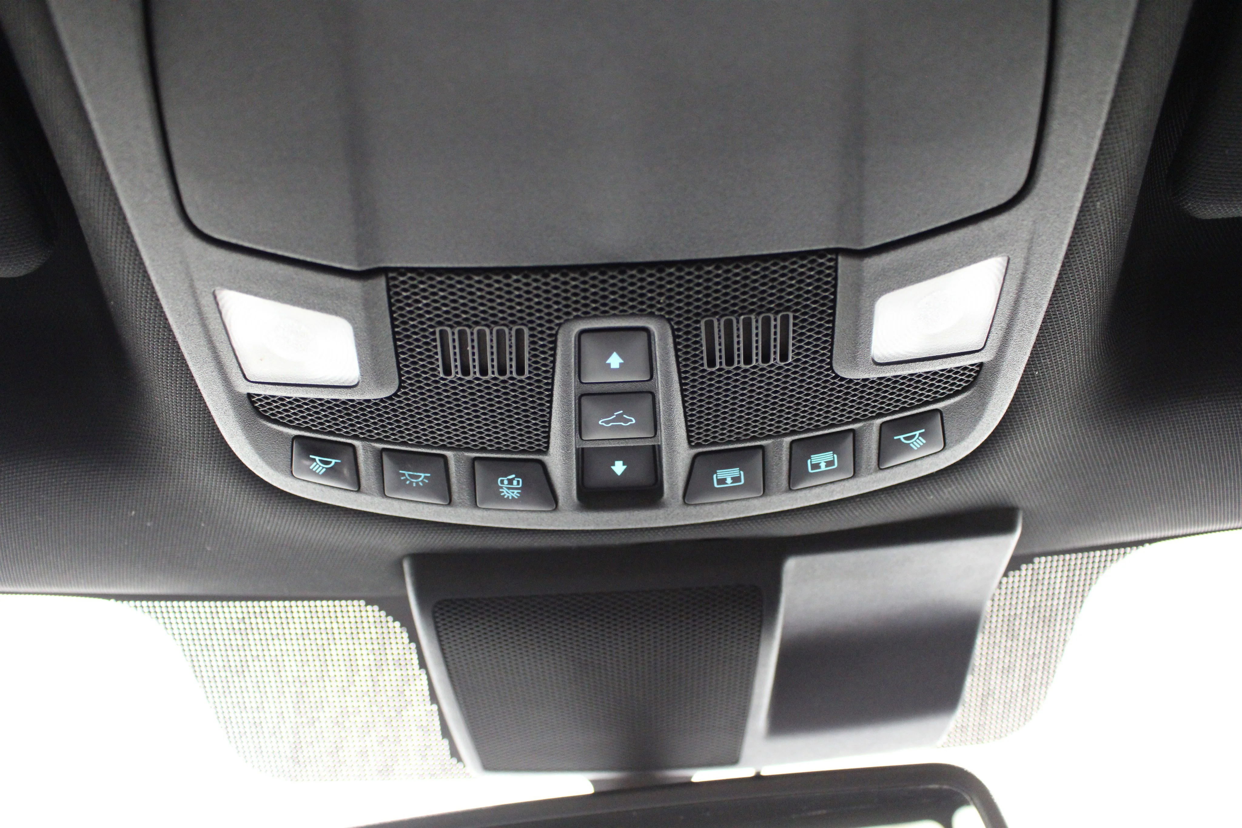 Used 2019 White Platinum Metallic Tri-Coat Ford Platinum image 17