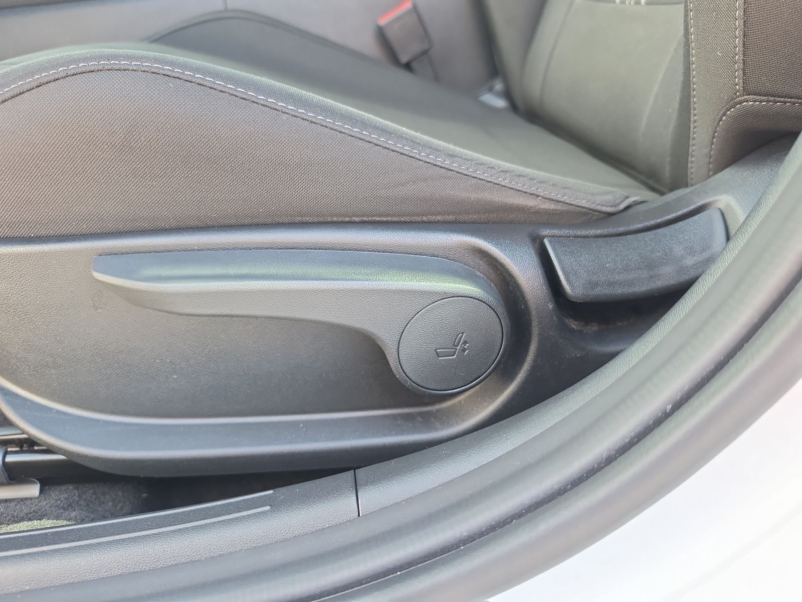 Used 2025 White Hyundai SEL Sport image 16